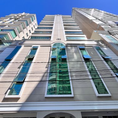Apartamento mobiliado com 2 vagas de garagem!