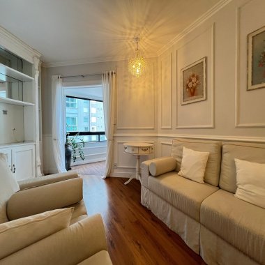 Apartamento finamente mobiliado a poucos metros do mar na Meia Praia