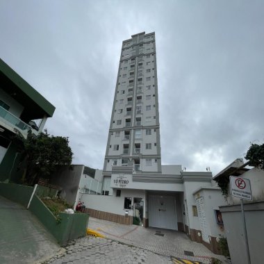 Apartamento mobiliado e lazer com piscina, próximo da praia!