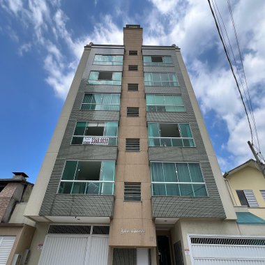 Apartamento mobiliado em ótima localização na Meia Praia!