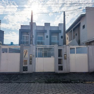 Sobrado pronto ao lado do Komprão - Entrada de R$ 250 mil e pagamento em 60x