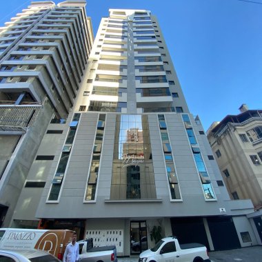 Apartamento mobiliado com 3 suítes apenas 250m do mar e do novo Pier no Perequê