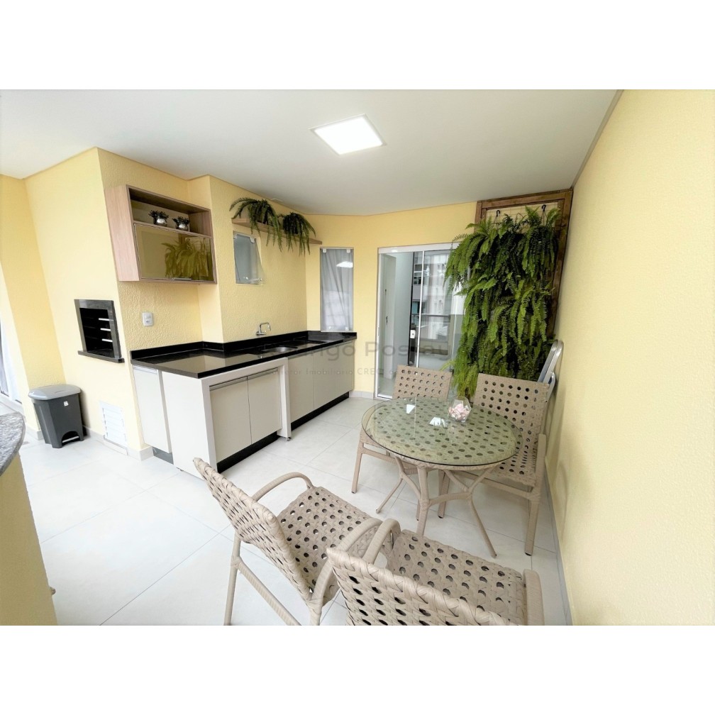 Apartamento finamente mobiliado com 4 quartos e 2 vagas, na Meia Praia