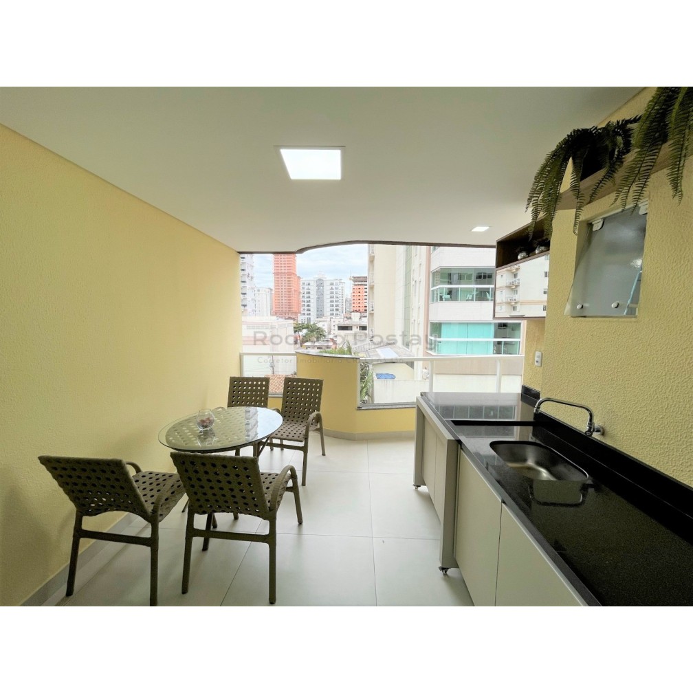 Apartamento finamente mobiliado com 4 quartos e 2 vagas, na Meia Praia