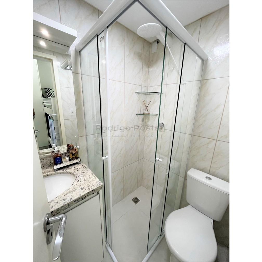 Apartamento finamente mobiliado com 4 quartos e 2 vagas, na Meia Praia