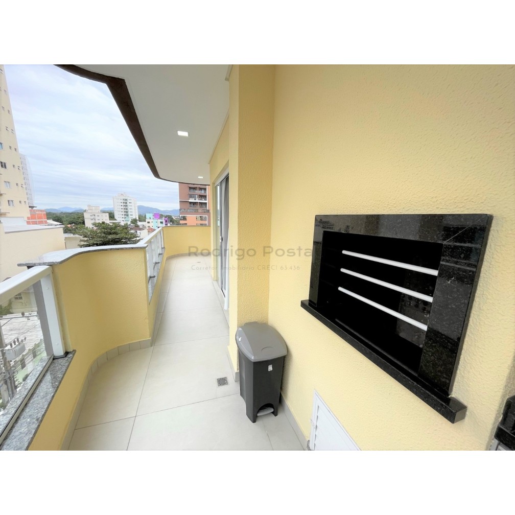 Apartamento finamente mobiliado com 4 quartos e 2 vagas, na Meia Praia