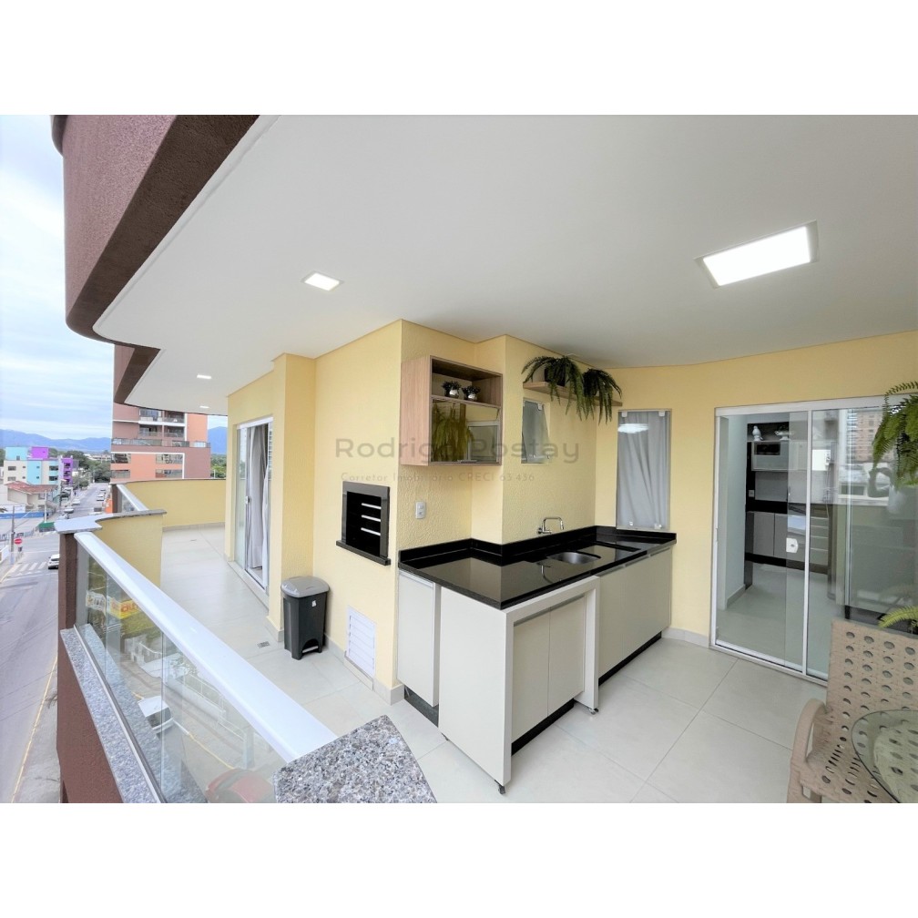 Apartamento finamente mobiliado com 4 quartos e 2 vagas, na Meia Praia