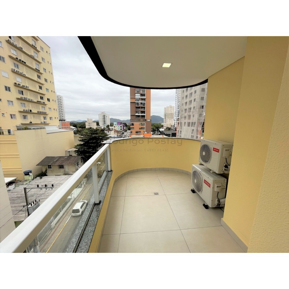 Apartamento finamente mobiliado com 4 quartos e 2 vagas, na Meia Praia