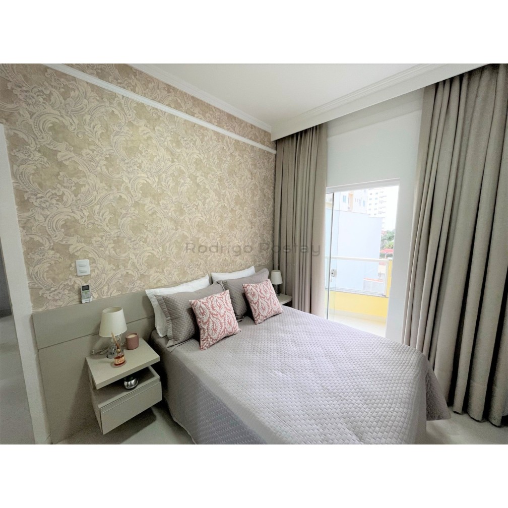 Apartamento finamente mobiliado com 4 quartos e 2 vagas, na Meia Praia