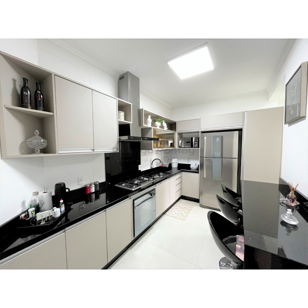 Apartamento finamente mobiliado com 4 quartos e 2 vagas, na Meia Praia