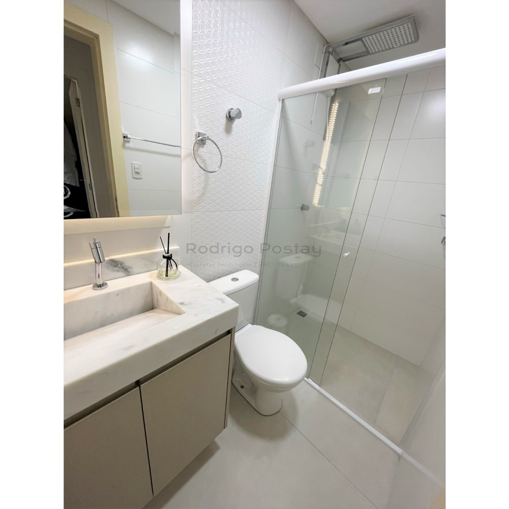 Apartamento finamente mobiliado com 4 quartos e 2 vagas, na Meia Praia