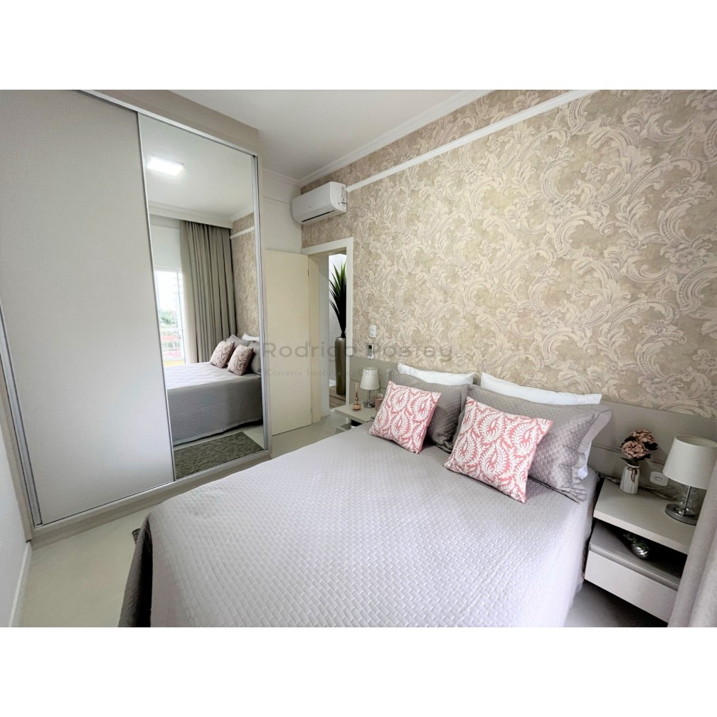 Apartamento finamente mobiliado com 4 quartos e 2 vagas, na Meia Praia