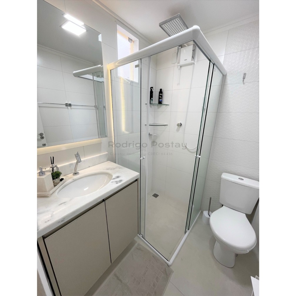 Apartamento finamente mobiliado com 4 quartos e 2 vagas, na Meia Praia