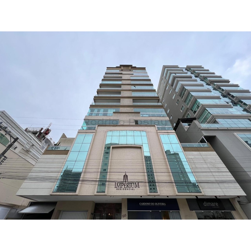 Apartamento 3 suítes e 2 vagas já mobiliado na Meia Praia