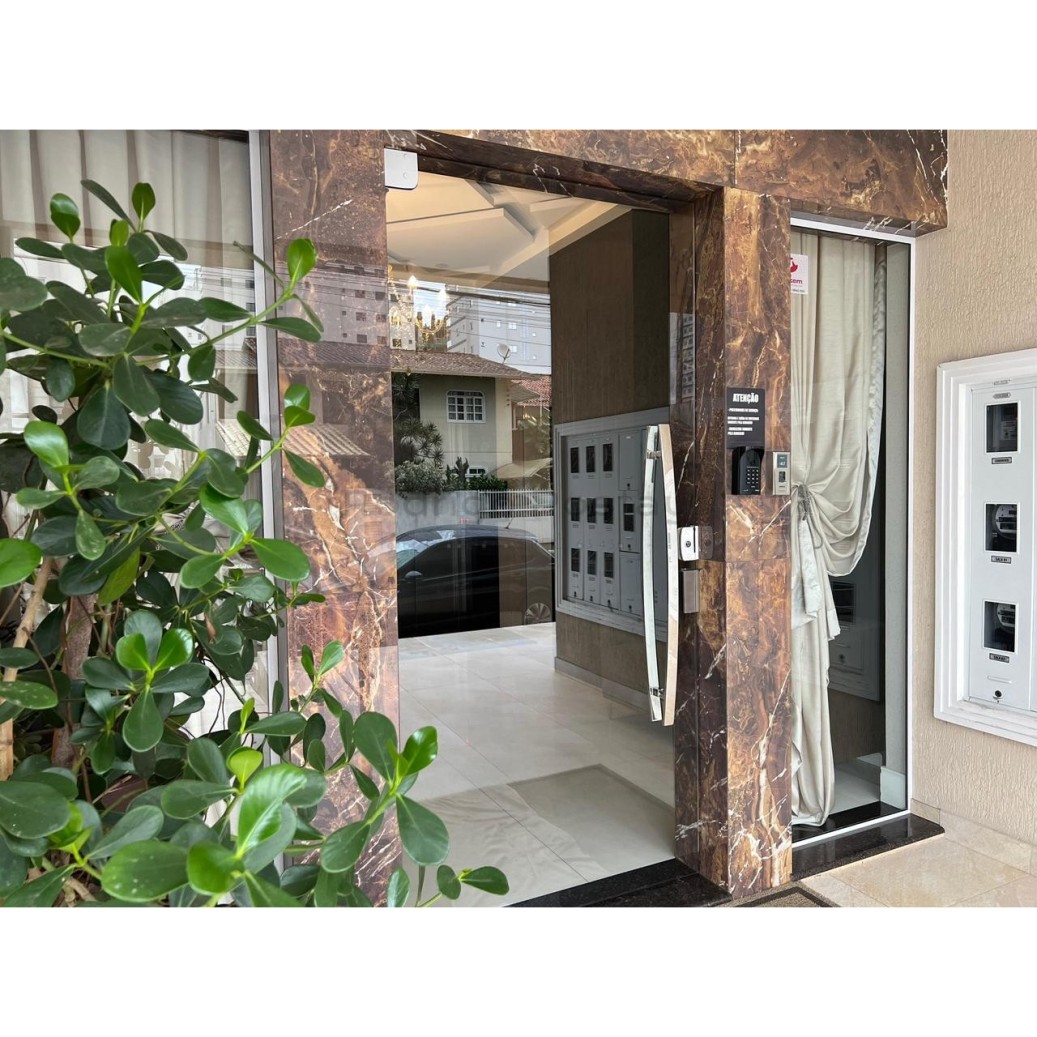 Apartamento 3 suítes e 2 vagas já mobiliado na Meia Praia