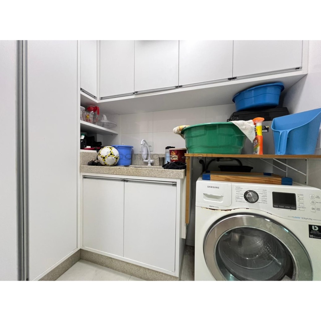 Apartamento 3 suítes e 2 vagas já mobiliado na Meia Praia