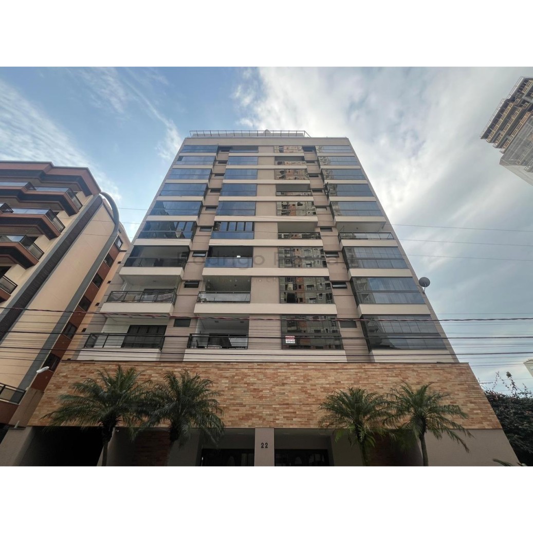 Apartamento de 4 dormitórios e mobiliado na Meia Praia