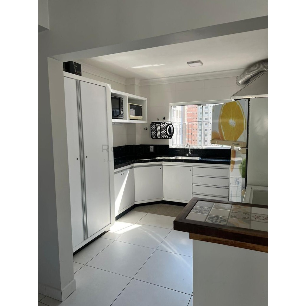 Apartamento de 4 dormitórios e mobiliado na Meia Praia