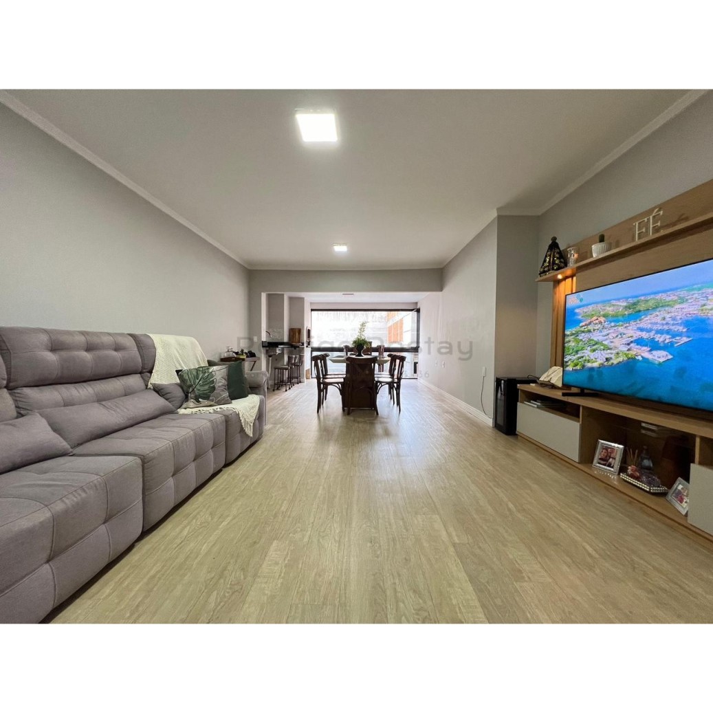 Apartamento de 4 dormitórios e mobiliado na Meia Praia