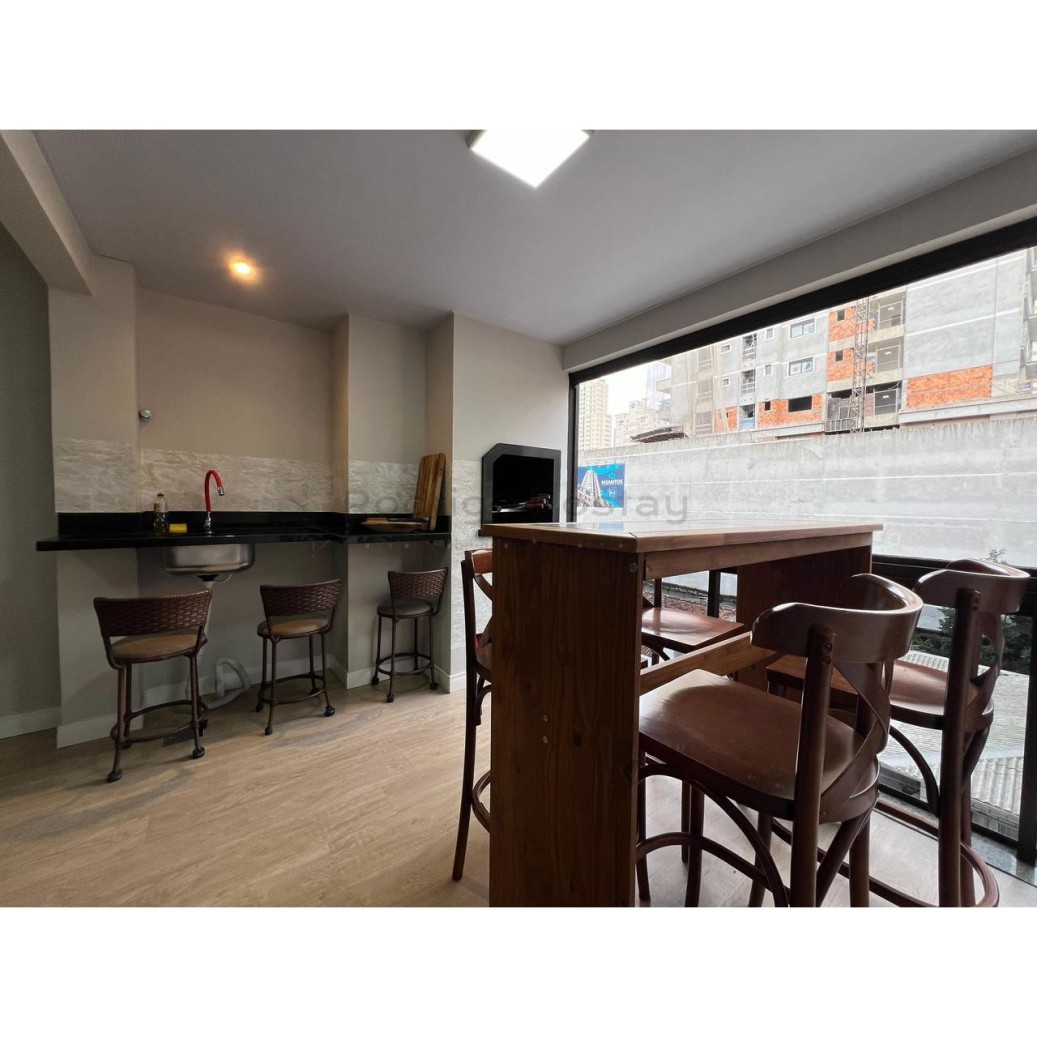 Apartamento de 4 dormitórios e mobiliado na Meia Praia