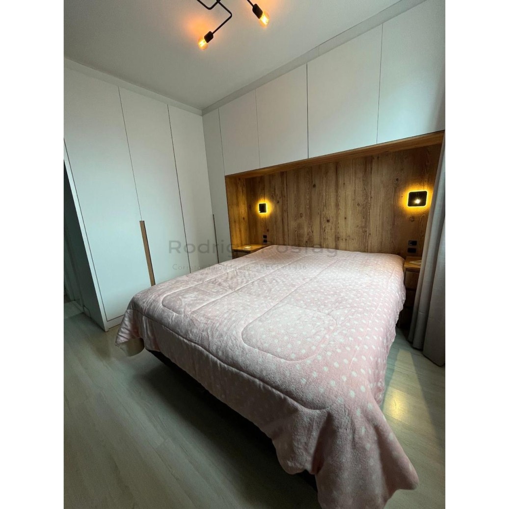 Apartamento Mobiliado com 2 Quartos (1 Suíte), Sacada com Churrasqueira e 70 m² de Área Privativa