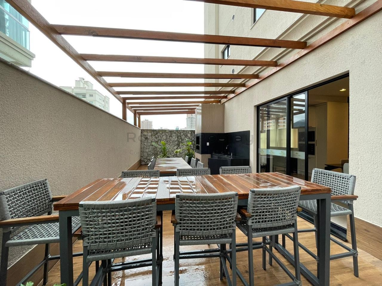 FANTÁSTICO - Apartamento finamente mobiliado na Meia Praia com 3 suítes e lazer completo.