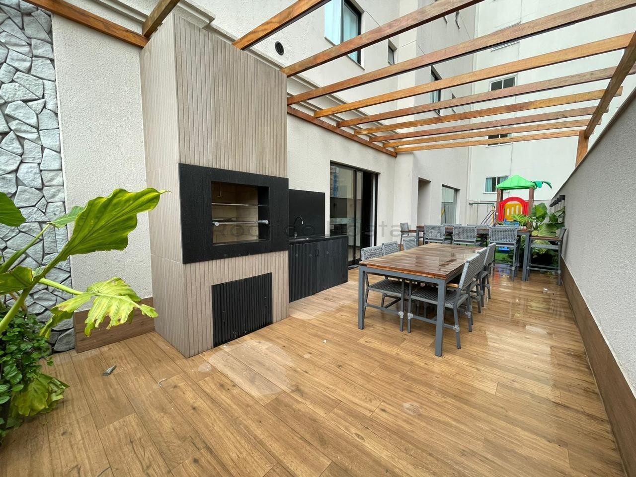 FANTÁSTICO - Apartamento finamente mobiliado na Meia Praia com 3 suítes e lazer completo.