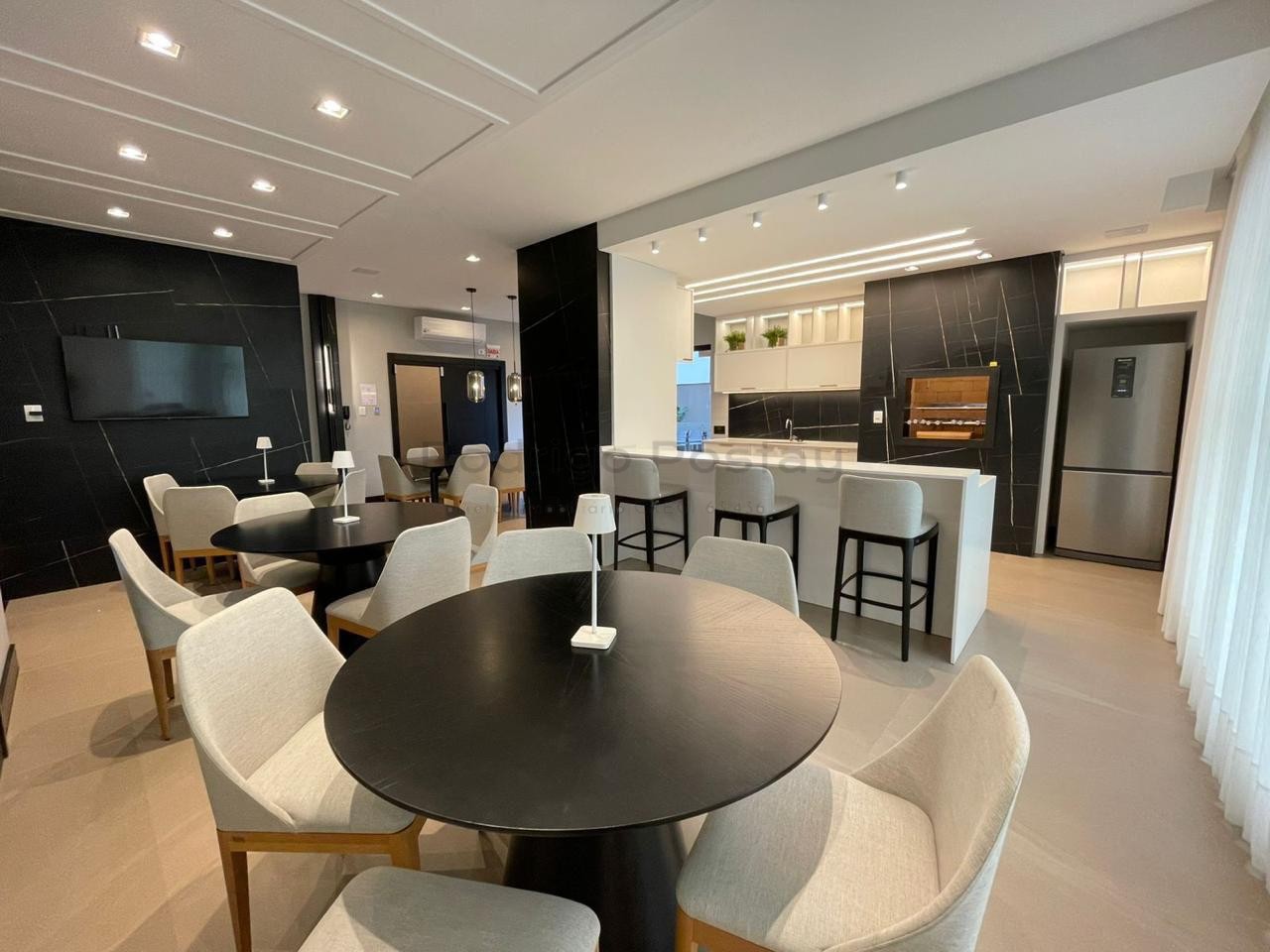 FANTÁSTICO - Apartamento finamente mobiliado na Meia Praia com 3 suítes e lazer completo.