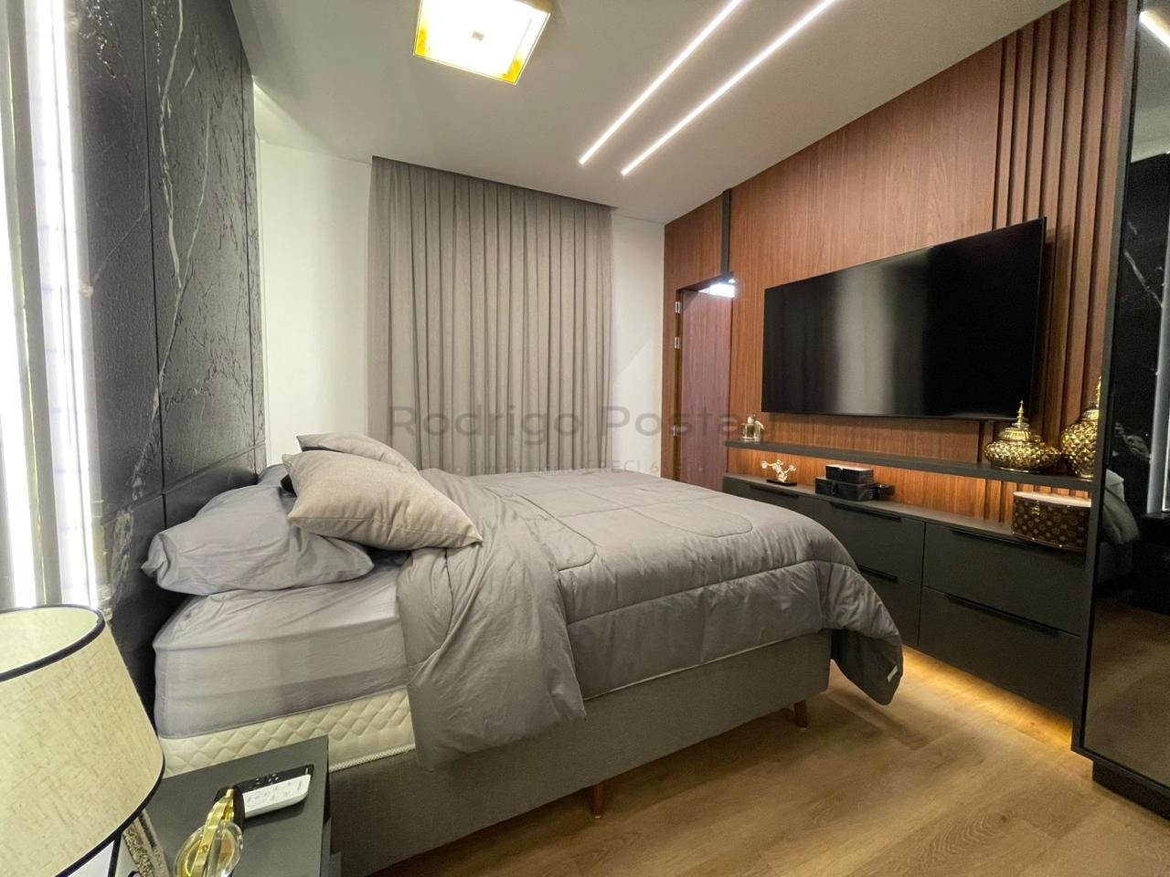 FANTÁSTICO - Apartamento finamente mobiliado na Meia Praia com 3 suítes e lazer completo.