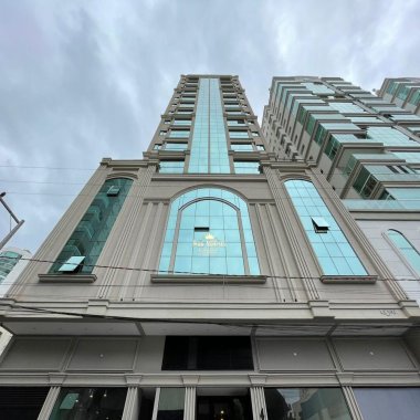 FANTÁSTICO - Apartamento finamente mobiliado na Meia Praia com 3 suítes e lazer completo.