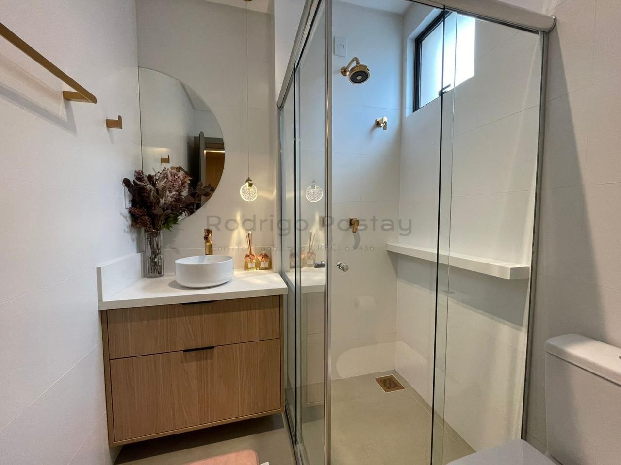 FANTÁSTICO - Apartamento finamente mobiliado na Meia Praia com 3 suítes e lazer completo.