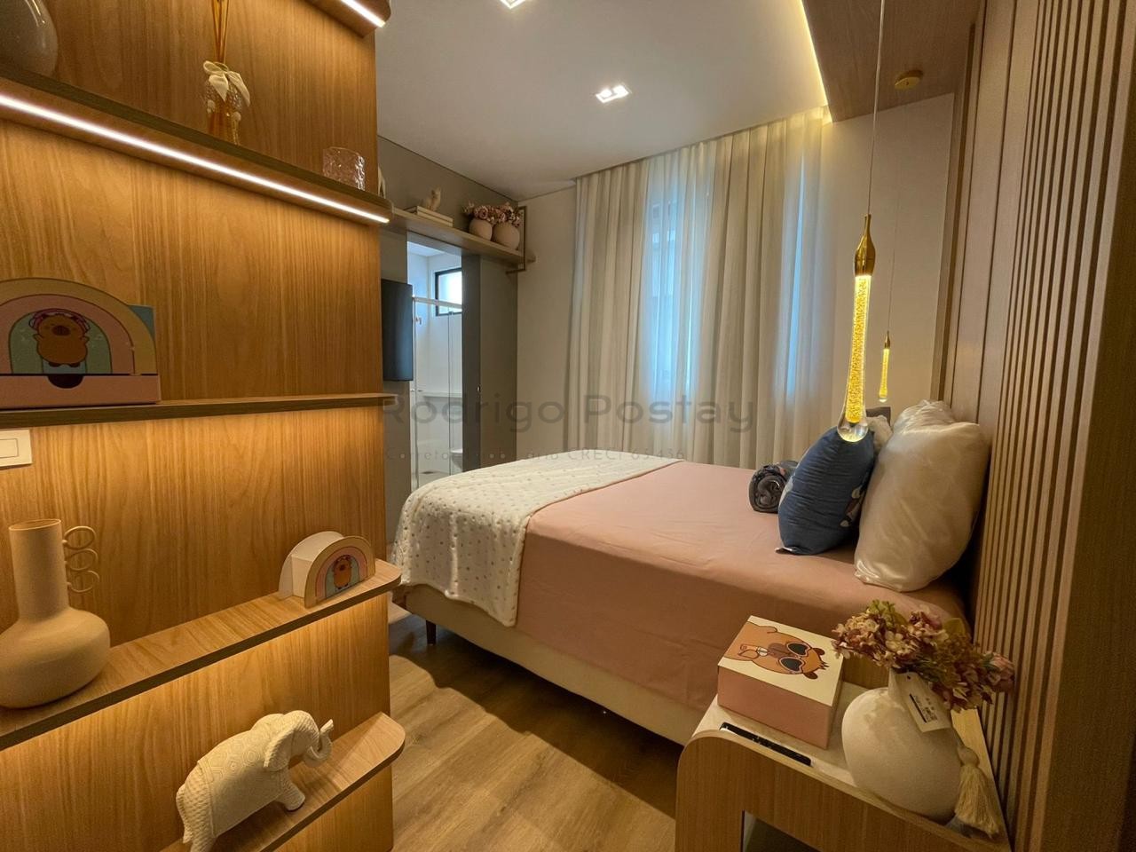 FANTÁSTICO - Apartamento finamente mobiliado na Meia Praia com 3 suítes e lazer completo.