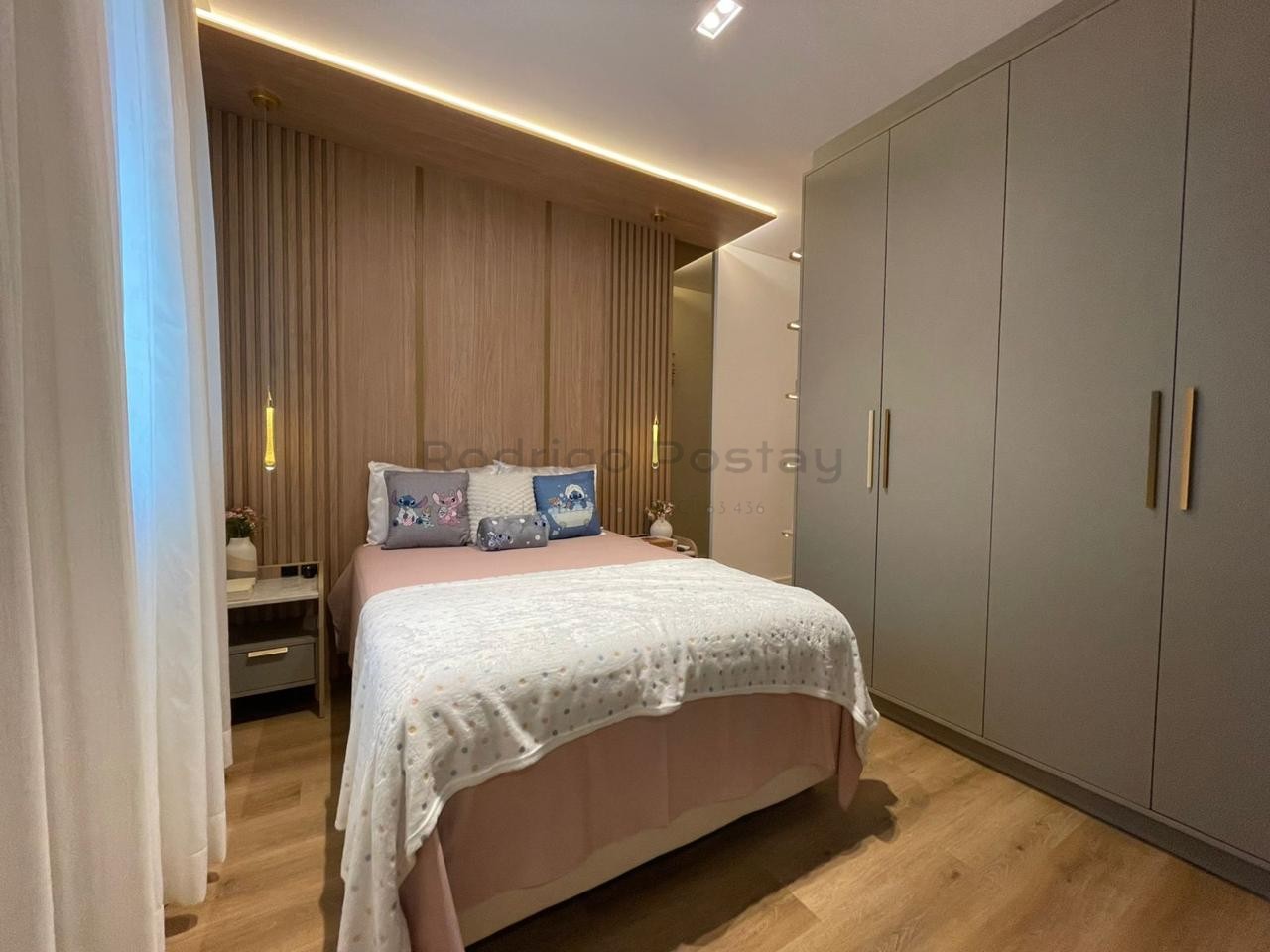 FANTÁSTICO - Apartamento finamente mobiliado na Meia Praia com 3 suítes e lazer completo.