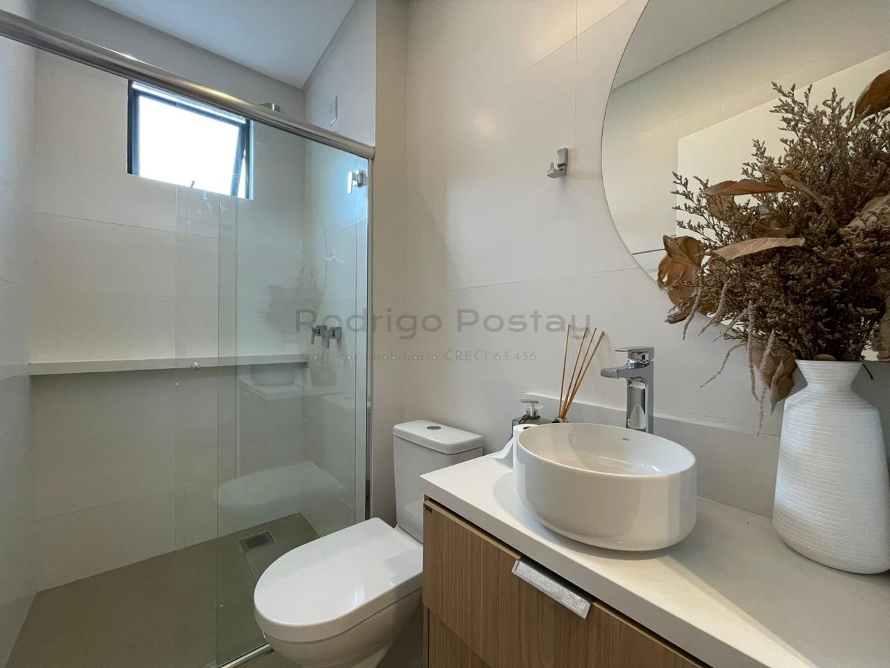 FANTÁSTICO - Apartamento finamente mobiliado na Meia Praia com 3 suítes e lazer completo.