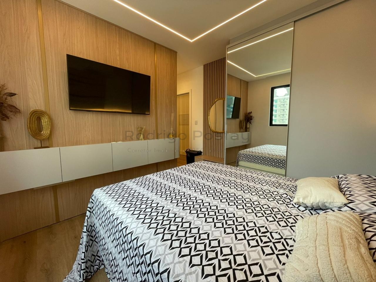 FANTÁSTICO - Apartamento finamente mobiliado na Meia Praia com 3 suítes e lazer completo.