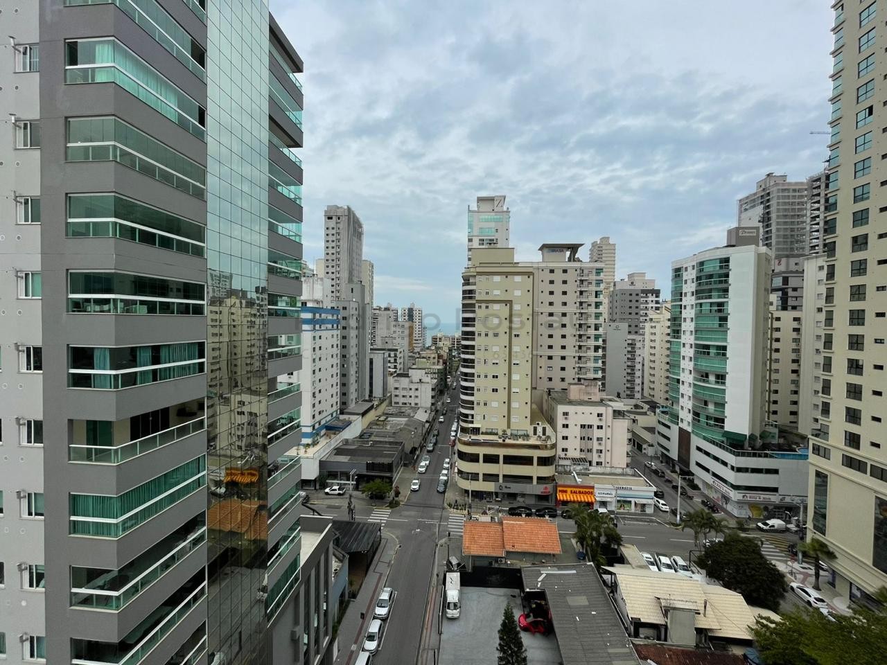 FANTÁSTICO - Apartamento finamente mobiliado na Meia Praia com 3 suítes e lazer completo.