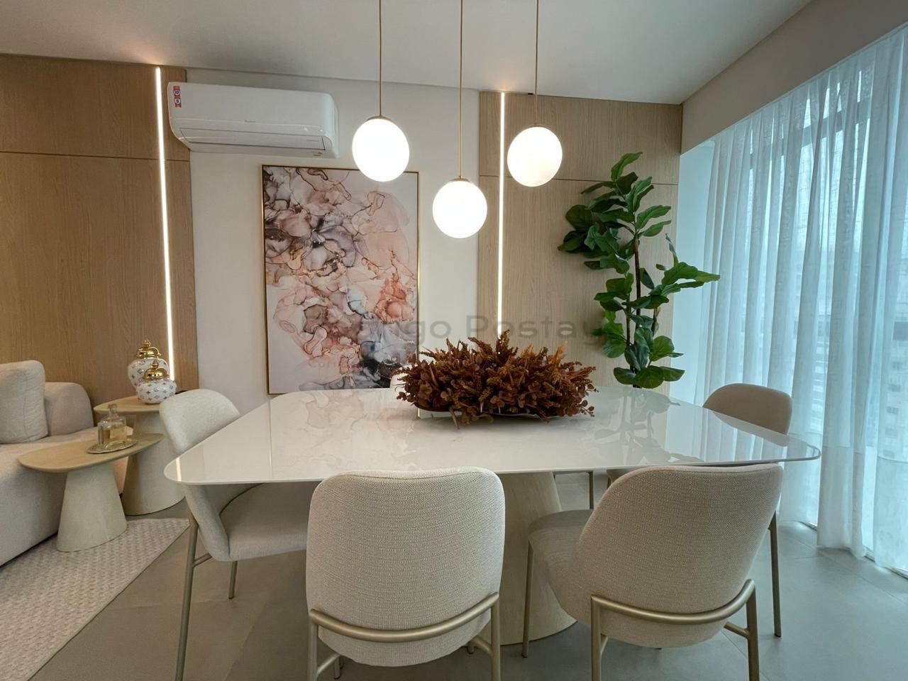 FANTÁSTICO - Apartamento finamente mobiliado na Meia Praia com 3 suítes e lazer completo.