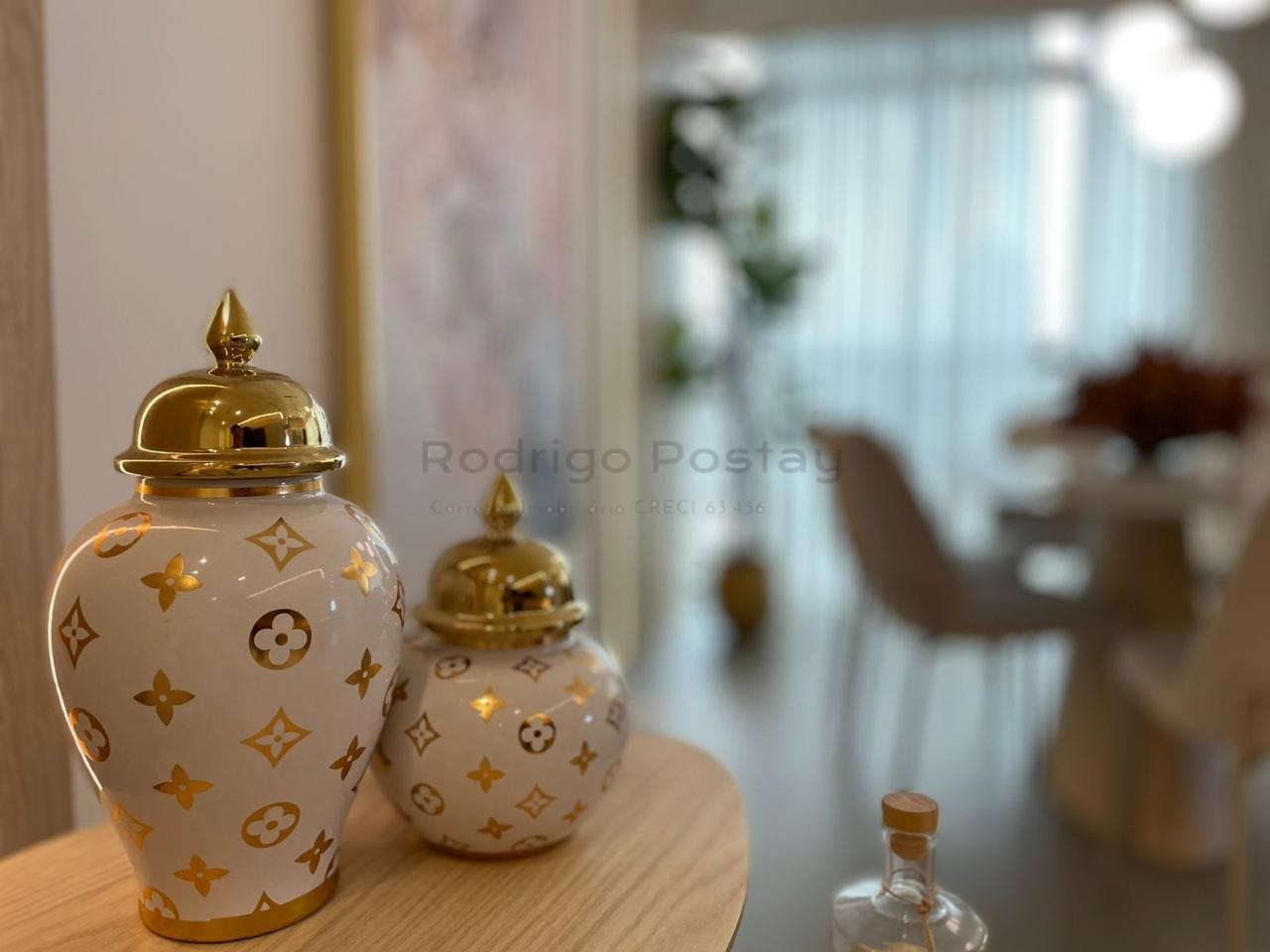 FANTÁSTICO - Apartamento finamente mobiliado na Meia Praia com 3 suítes e lazer completo.