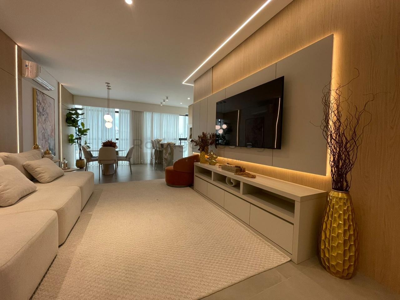 FANTÁSTICO - Apartamento finamente mobiliado na Meia Praia com 3 suítes e lazer completo.