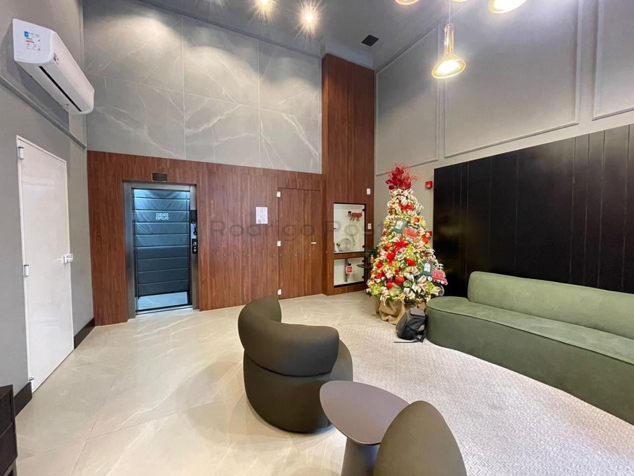 FANTÁSTICO - Apartamento finamente mobiliado na Meia Praia com 3 suítes e lazer completo.