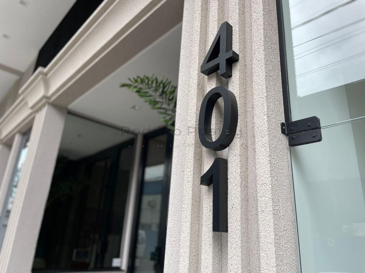 FANTÁSTICO - Apartamento finamente mobiliado na Meia Praia com 3 suítes e lazer completo.