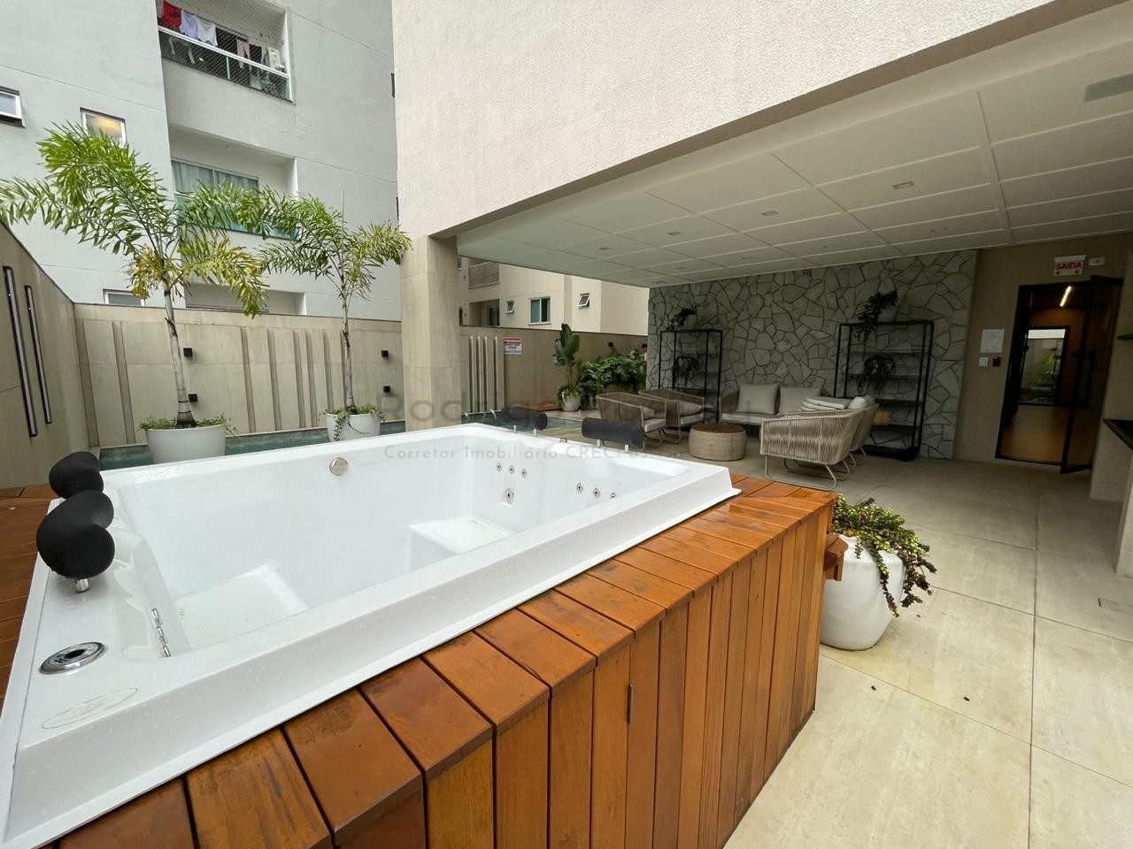 FANTÁSTICO - Apartamento finamente mobiliado na Meia Praia com 3 suítes e lazer completo.