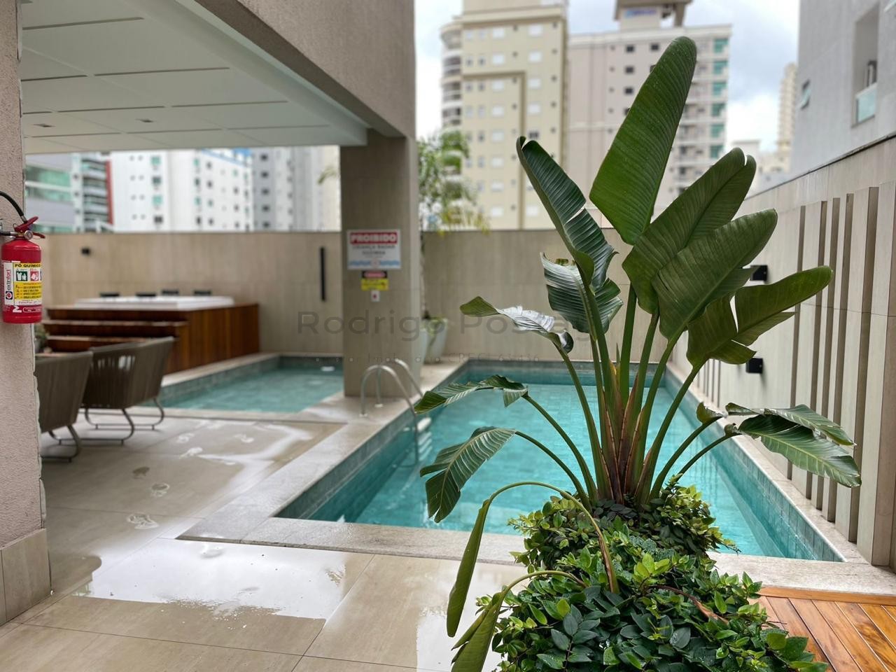 FANTÁSTICO - Apartamento finamente mobiliado na Meia Praia com 3 suítes e lazer completo.