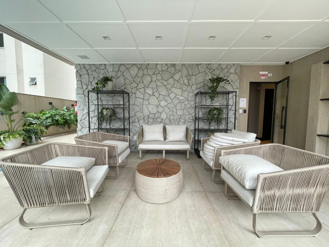 FANTÁSTICO - Apartamento finamente mobiliado na Meia Praia com 3 suítes e lazer completo.