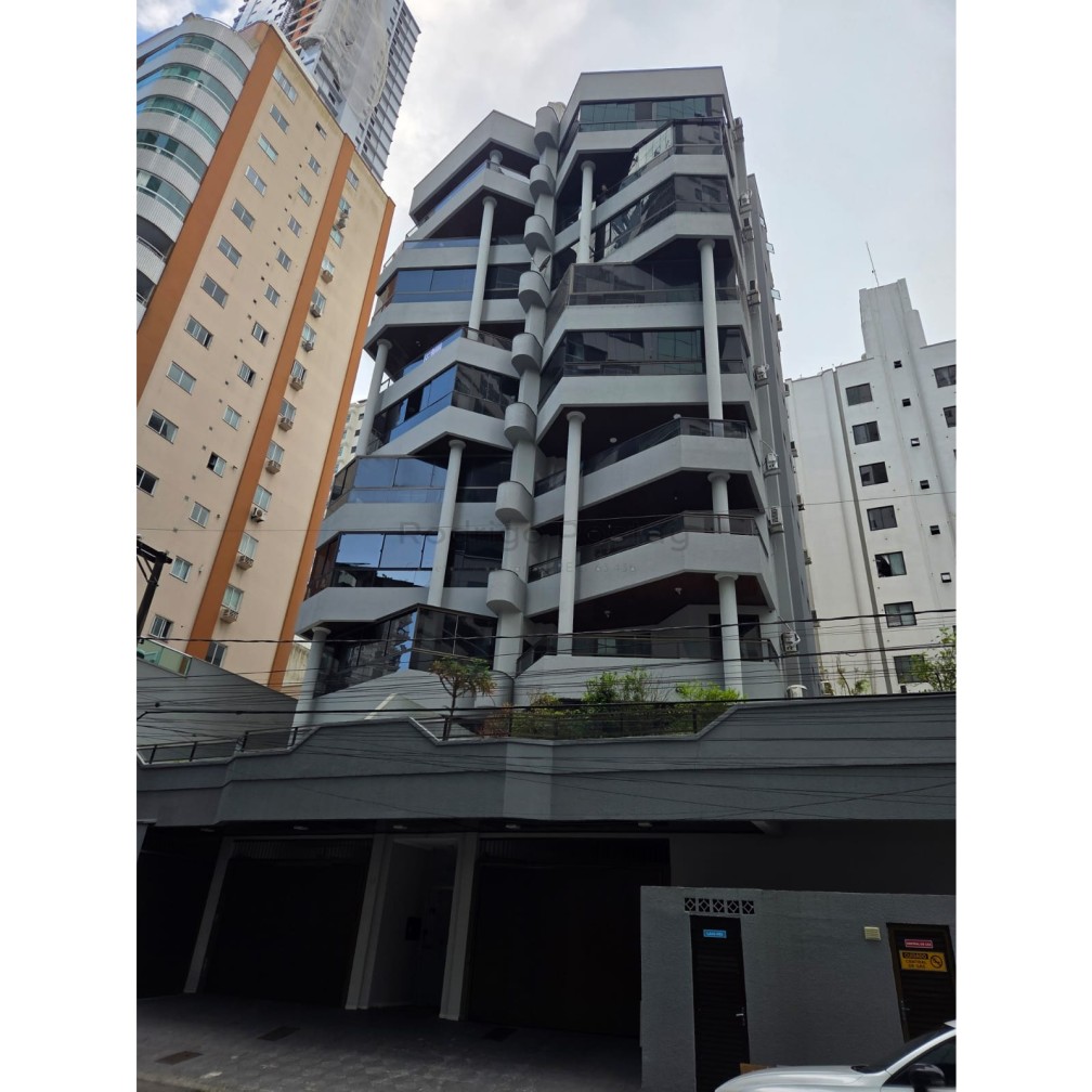 🏖️ Apartamento na Meia Praia — Apenas 250m do Mar! 🏖️