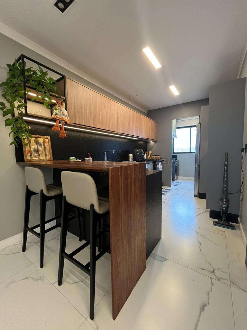 🏖️ APARTAMENTO 3 QUARTOS FINAMENTE MOBILIADO • PAGAMENTO EM ATÉ 72x Localizado na Meia Praia 