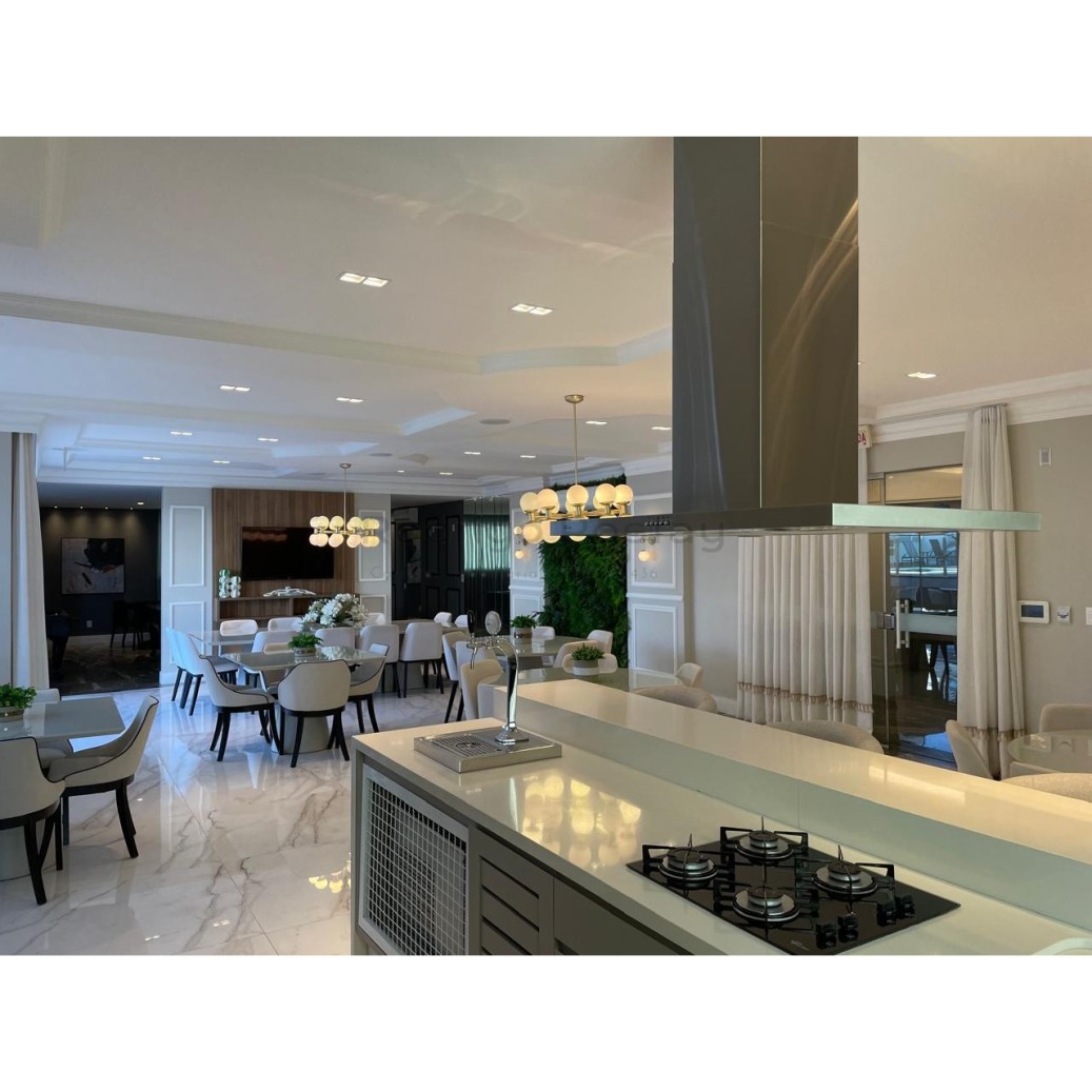 GIGANTE - AP NA MEIA PRAIA COM 176M² SENDO 3 SUÍTES + 3 VAGAS - SALDO EM 36X